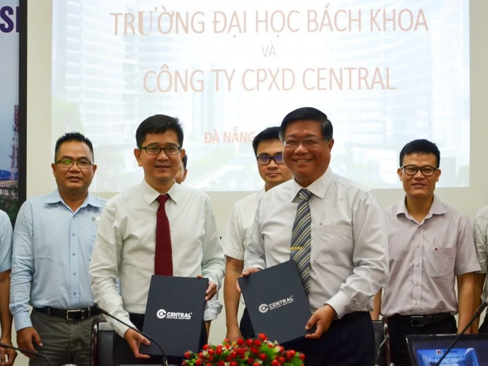 CENTRAL SUCCESSFUL MOU SIGNING CONTRACT BETWEEN AND DA NANG UNIVERSITY