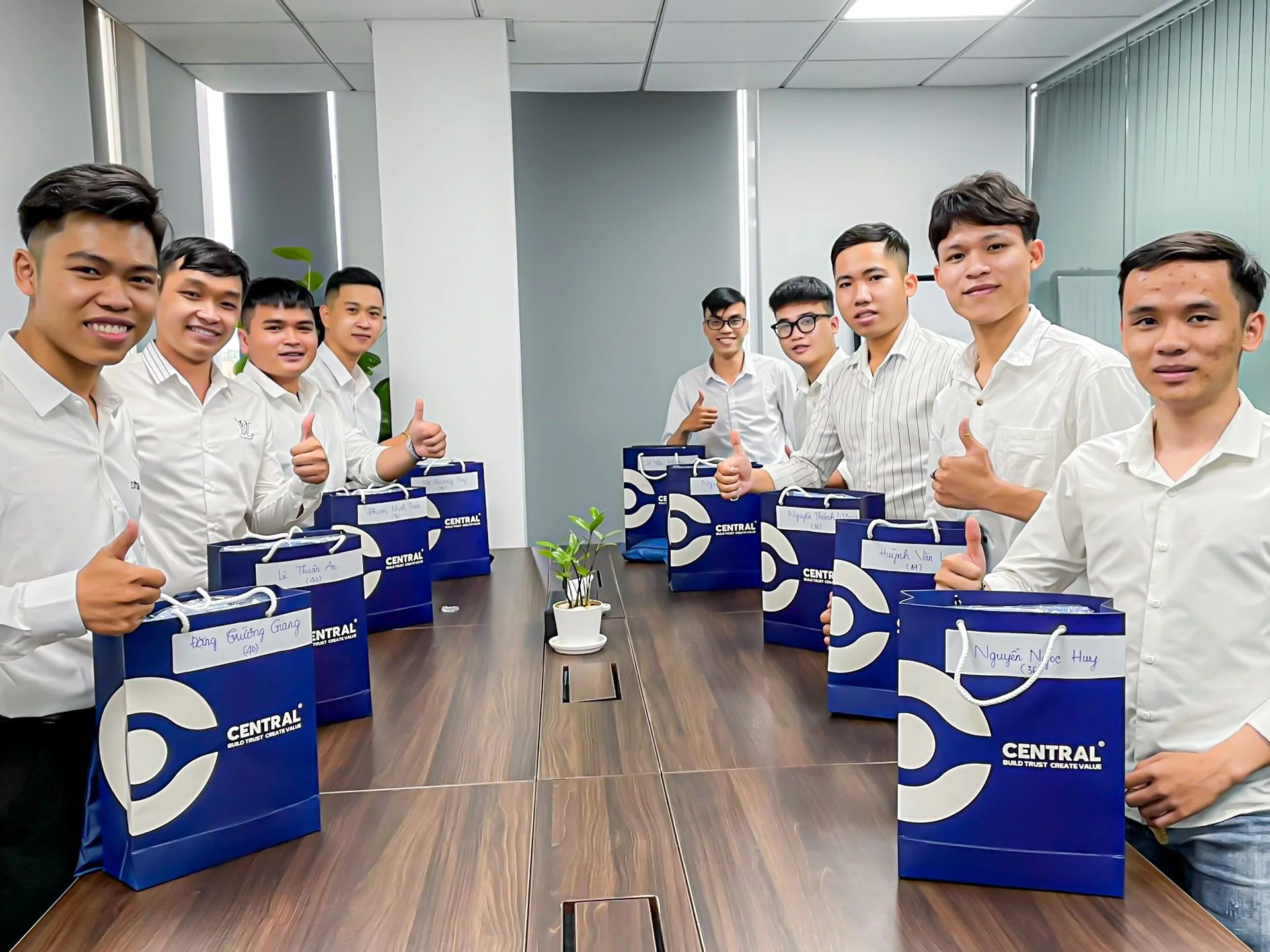 中央（CENTRAL）欢迎岘港百科大学的新工程师