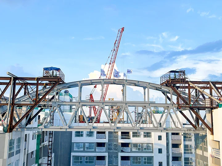 CENTRAL CASTED CLOSURE SEGMENT OF FIRST AERIAL GLASS BRIDGE FOR APARTMENT BUILDING