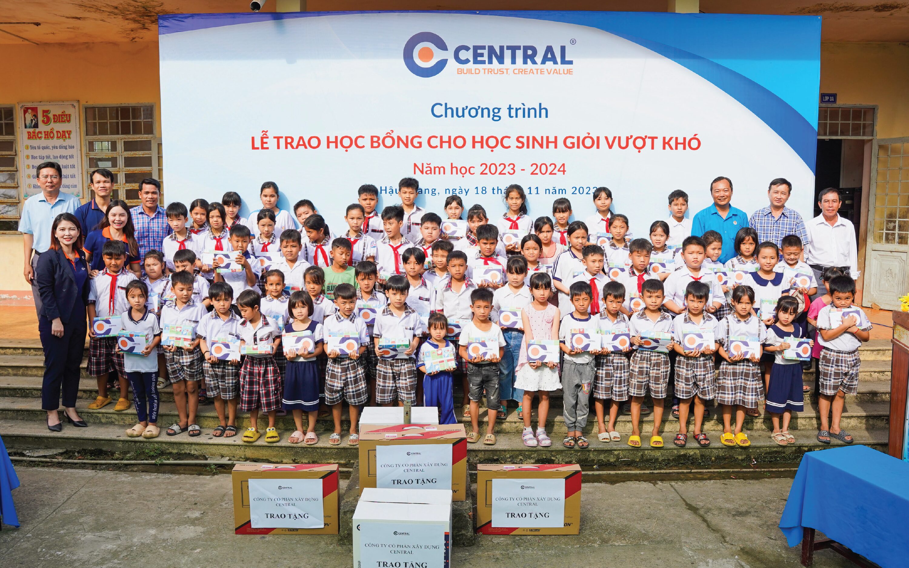 CENTRAL MANG NIỀM VUI ĐẾN TRƯỜNG CHO CÁC EM HỌC SINH TIỂU HỌC TẠI XÃ VĨNH TƯỜNG, HUYỆN VỊ THỦY, TỈNH HẬU GIANG