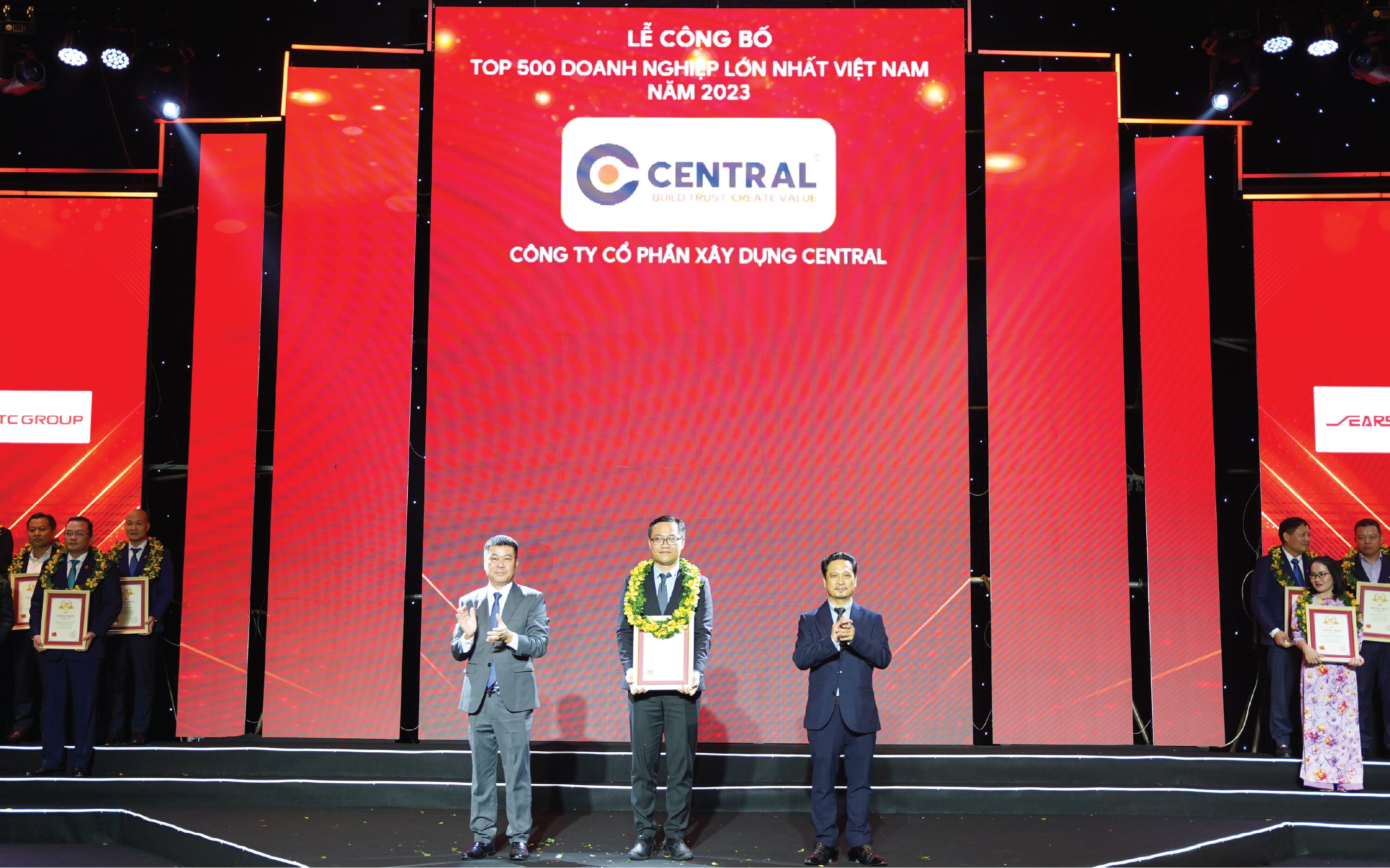 CENTRAL TIẾP TỤC ĐÓN NHẬN GIẢI THƯỞNG VNR 500 NĂM 2023