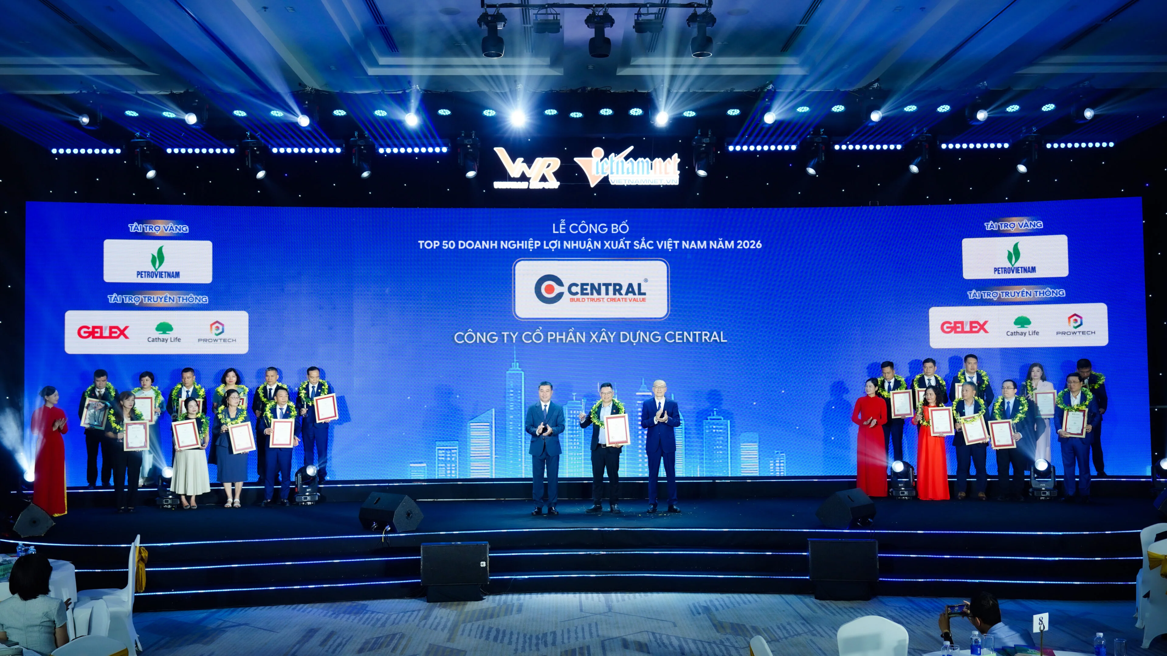 CENTRAL NHẬN DANH HIỆU TOP 50 DOANH NGHIỆP LỢI NHUẬN XUẤT SẮC VIỆT NAM 2026